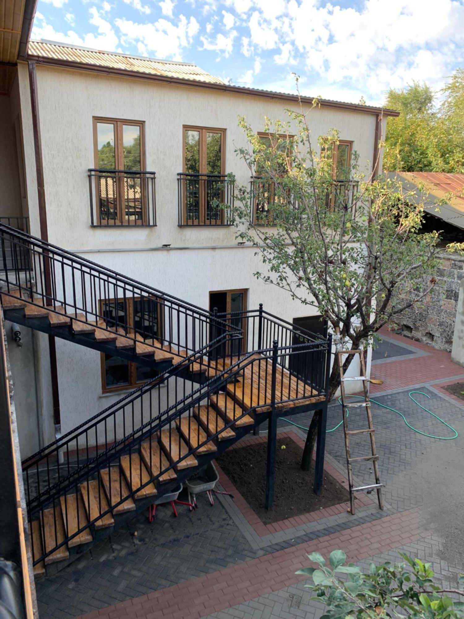 Nur Guest House Gjumri Exteriör bild
